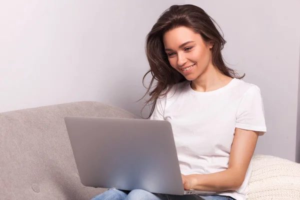 Donna che lavora su un computer portatile a casa. — Foto Stock