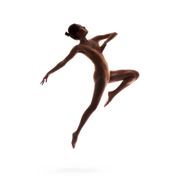 Молодая красивая танцовщица в бежевом купальнике позирует — стоковое фото
