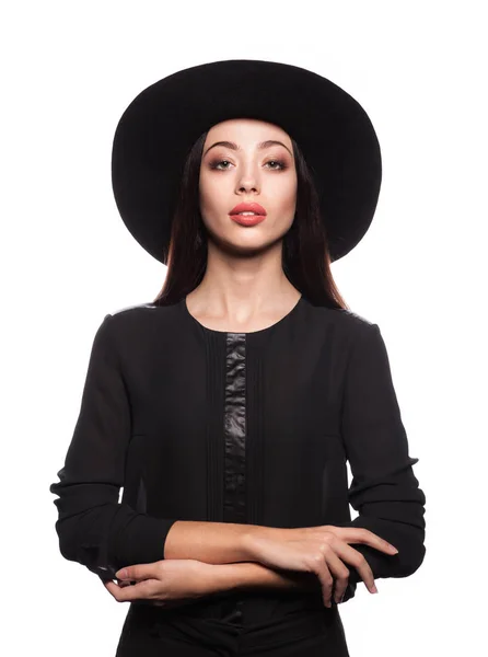 Mulher elegante vestindo vestido preto e chapéu preto — Fotografia de Stock