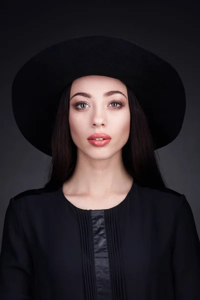 Elegancka kobieta nosi czarną sukienkę i czarny kapelusz Zdjęcia Stockowe bez tantiem