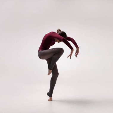 kestane rengi mayo atlama içinde genç kadın dansçı