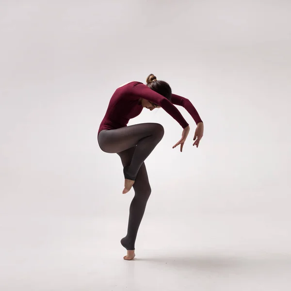 Jonge vrouw danser in kastanjebruine badpak springen — Stockfoto