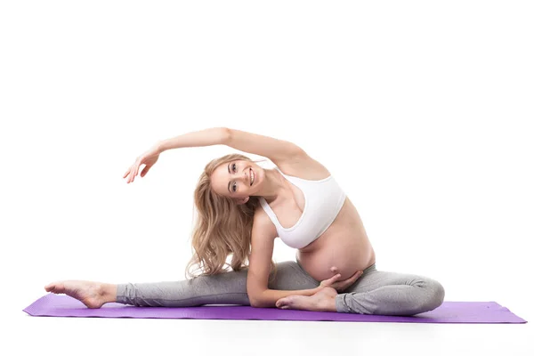 Retrato de una mujer embarazada haciendo yoga — Foto de Stock