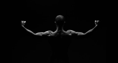 siyah arka plan üzerine geri gelen adam