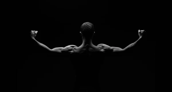 Hombre de espalda sobre fondo negro — Foto de Stock