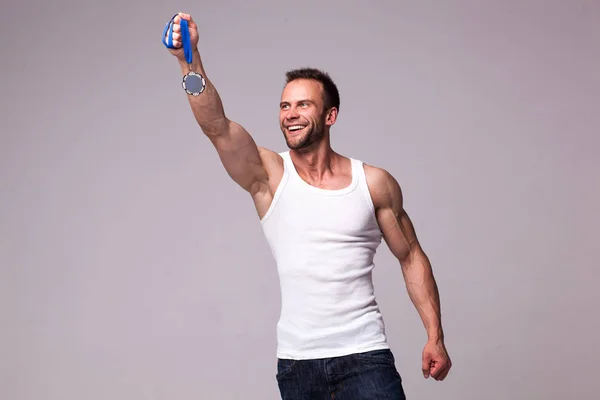 Retrato de homem atlético em camiseta branca com medalha de campeão — Fotografia de Stock