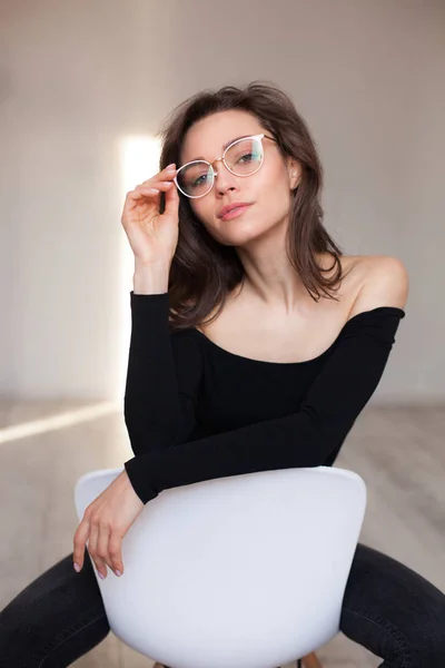 Gros plan portrait de femme dans des lunettes — Photo