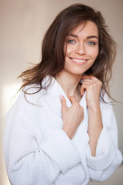 Vrouw in een badjas, Wellness en verzorging portret — Stockfoto