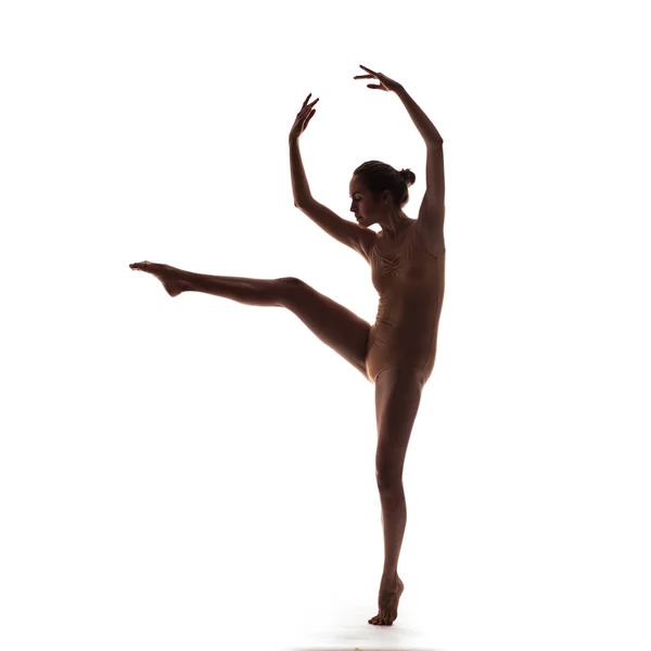 身穿米色泳衣的年轻漂亮舞蹈家摆姿势 — 图库照片