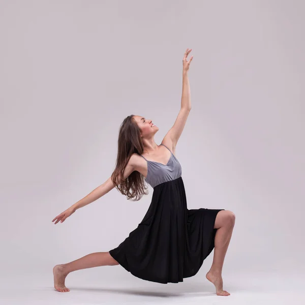 Jeune belle danseuse en robe de danse posant — Photo