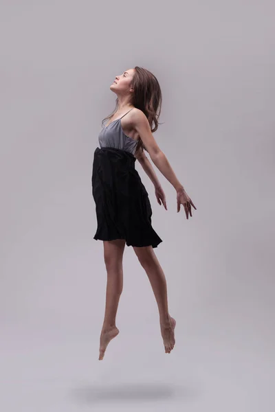 Fiatal gyönyörű táncos tánc ruha pózol — Stock Fotó