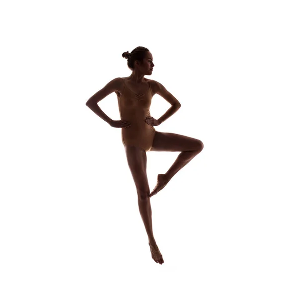 Młoda piękna tancerka w beżowym stroju kąpielowym pozowanie Obrazek Stockowy