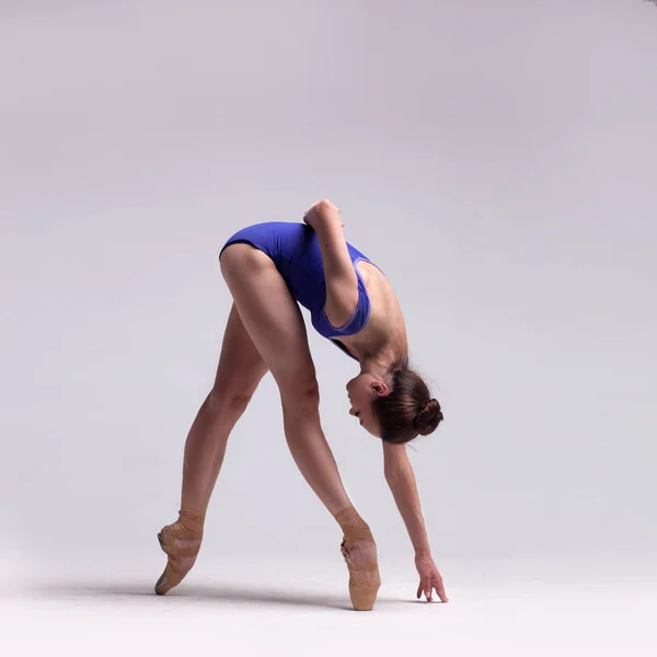 Bela bailarina ballet isolado — Fotografia de Stock