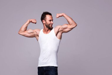 Atletik beyaz fanila erkekte portresi