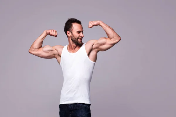 흰 땀 받이에서 체육 남자의 초상화 — 스톡 사진