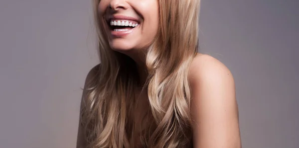 Volwassen mooie blonde vrouw met witte veneers op de tanden. — Stockfoto