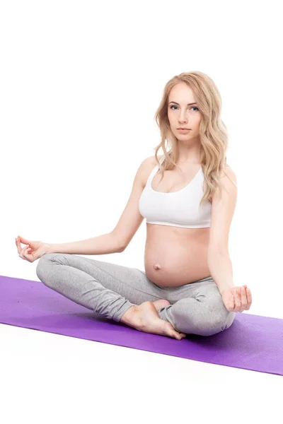 Retrato de una mujer embarazada haciendo yoga —  Fotos de Stock