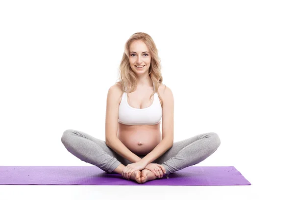 Porträtt av gravid kvinna gör Yoga — Stockfoto