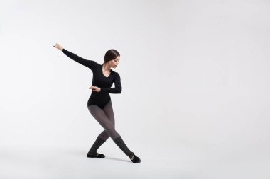 genç güzel dansçı bej mayo