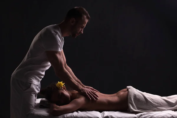 Bello massaggiatore fare massaggio per bruna donna — Foto Stock