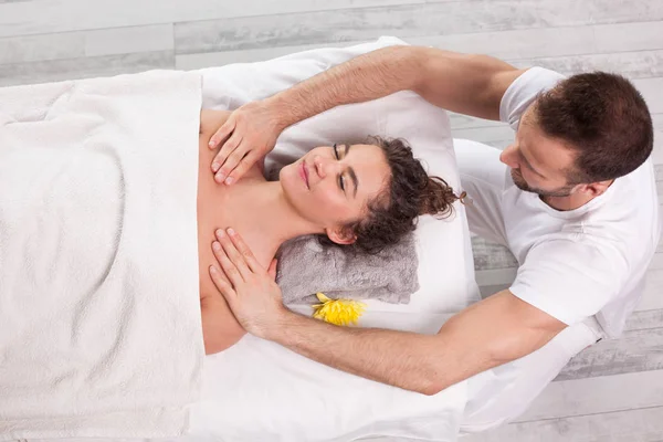 Stilig leende massör gör massage — Stockfoto