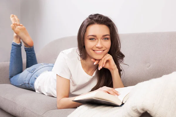 Piękna młoda kobieta czytanie książki — Zdjęcie stockowe