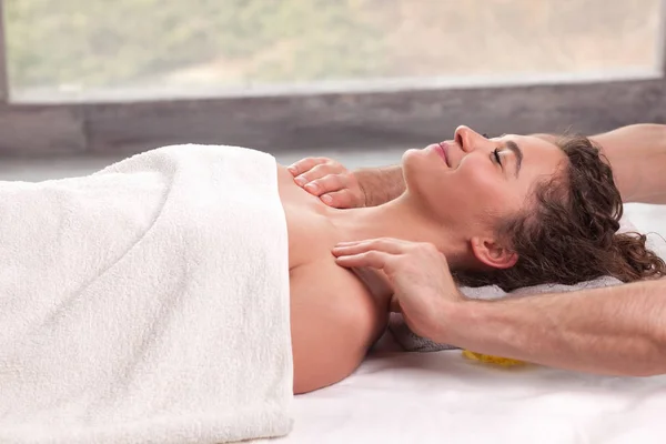 Ung brunett kvinna får massage — Stockfoto