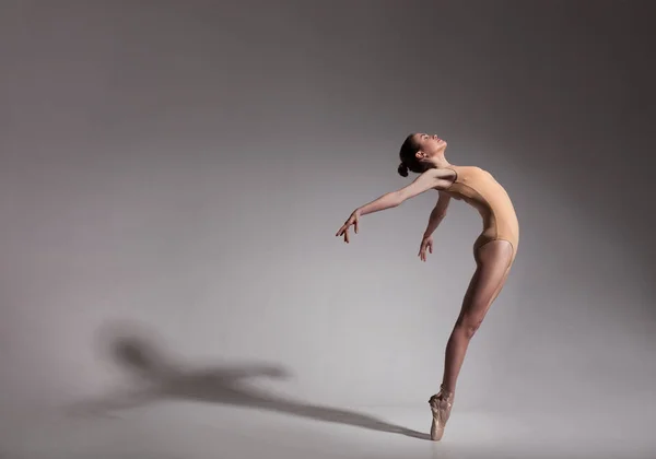 ベージュ水着の若い美しいバレエ ダンサー — ストック写真