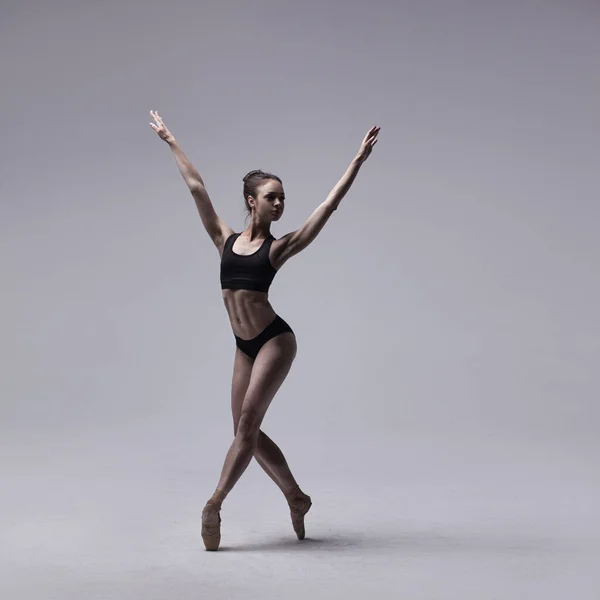 Hermosa bailarina de ballet posando en puntas. — Foto de Stock