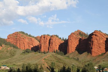 Kırgızistan: kırmızı kayalar (Dzety-oğuz)