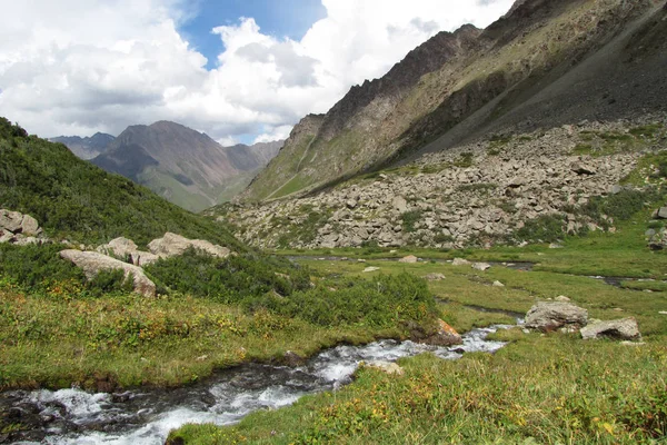 Kirgizistan Mountain River — Stockfoto