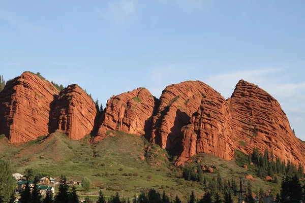 Kırgızistan: kırmızı kayalar (Dzety-oğuz)