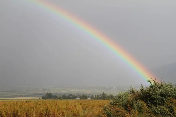 キルギス共和国 雨の後に虹 — ストック写真