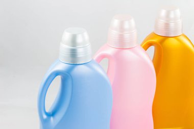 farklı plastik şişe düzenlenmesi