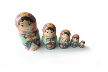 Bebek aile. Matruşka bebek aile izole nesneleri. El oyuncaklar boyalı. Ahşap oyuncaklar.