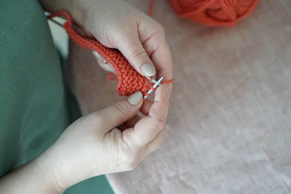 Stickning Kvinnor Knitts Händer Och Sticka Färg Tråd Färg Koncept — Stockfoto