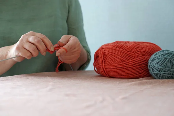 Вязание Женские Вязания Руки Вязать Цветная Нить — стоковое фото