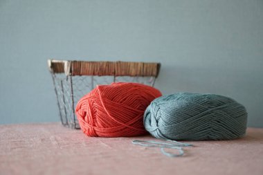 Renk iplik örme için. İplik topları ve sepet. Renk kavramı