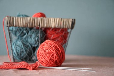 Renk iplik örme için. İplik topları ve sepet. Renk kavramı