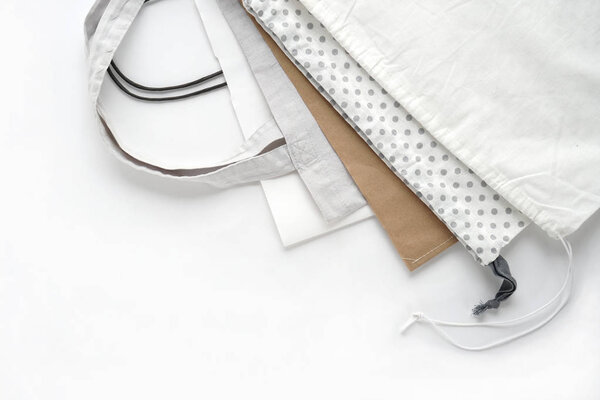 Мешки для покупок на белом фоне. Хлопок и бумажные пакеты для бесплатных пластиковых покупок
.