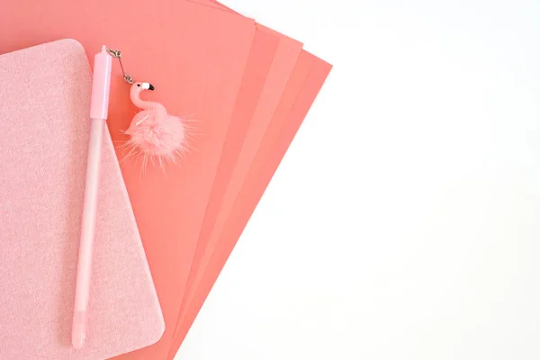 Folhas de papel rosa, bloco de notas e caneta com flamingo sobre fundo branco — Fotografia de Stock