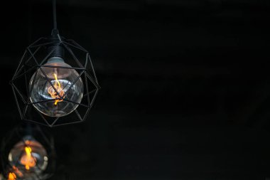 Siyah arka planda poligon Metal çerçeveli lambalar grubu.