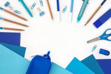 Kırtasiye kompozisyonu. Okula geri dön. Kağıt çarşaf not defteri kalemler çok renkli kalem tıraş kalem ivezne çanta makas . Beyaz arka plan üzerindeki kopyalama alanı Nesneleri ile çerçeve kompozisyonu