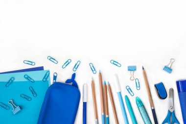 Kırtasiye kompozisyonu. Okula geri dön. Kağıt çarşaf not defteri kalemler çok renkli kalem tıraş kalem ivezne çanta makas . Beyaz arka plandaki nesneler