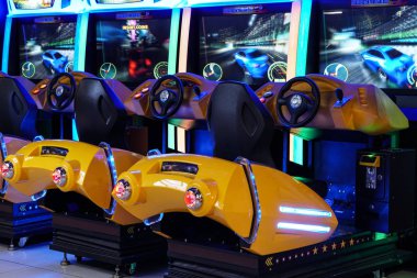 Minsk Belarus - 20 Nisan 2019 : 20 Nisan 2019 tarihinde Minsk, Beyaz Rusya'da alışveriş merkezinde eğlence bölgesinde arcade oyunları araba sürüş makineleri