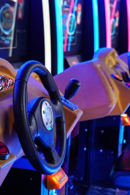 Alışveriş merkezinde eğlence bölgesinde arcade oyunları araba sürüş makineleri