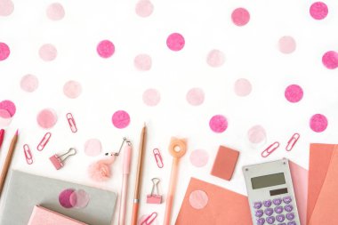 Kırtasiye kompozisyonu. Okula geri dön. Kağıt çarşaf not defteri kalemler çok renkli kalem tıraş kalem ivezne çanta makas . Beyaz arka plandaki nesneler