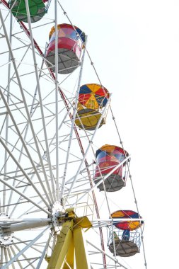 Beyaz arka planda eski tarz renkli dönme dolap