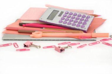 Kırtasiye kompozisyonu. Okula geri dön. Kağıt çarşaflar not defteri kalemler kalem silgi klipleri hesap makinesi