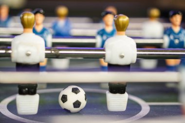 Masa futbolu futbol oyunu kicker . Futbol topu oyun alanında